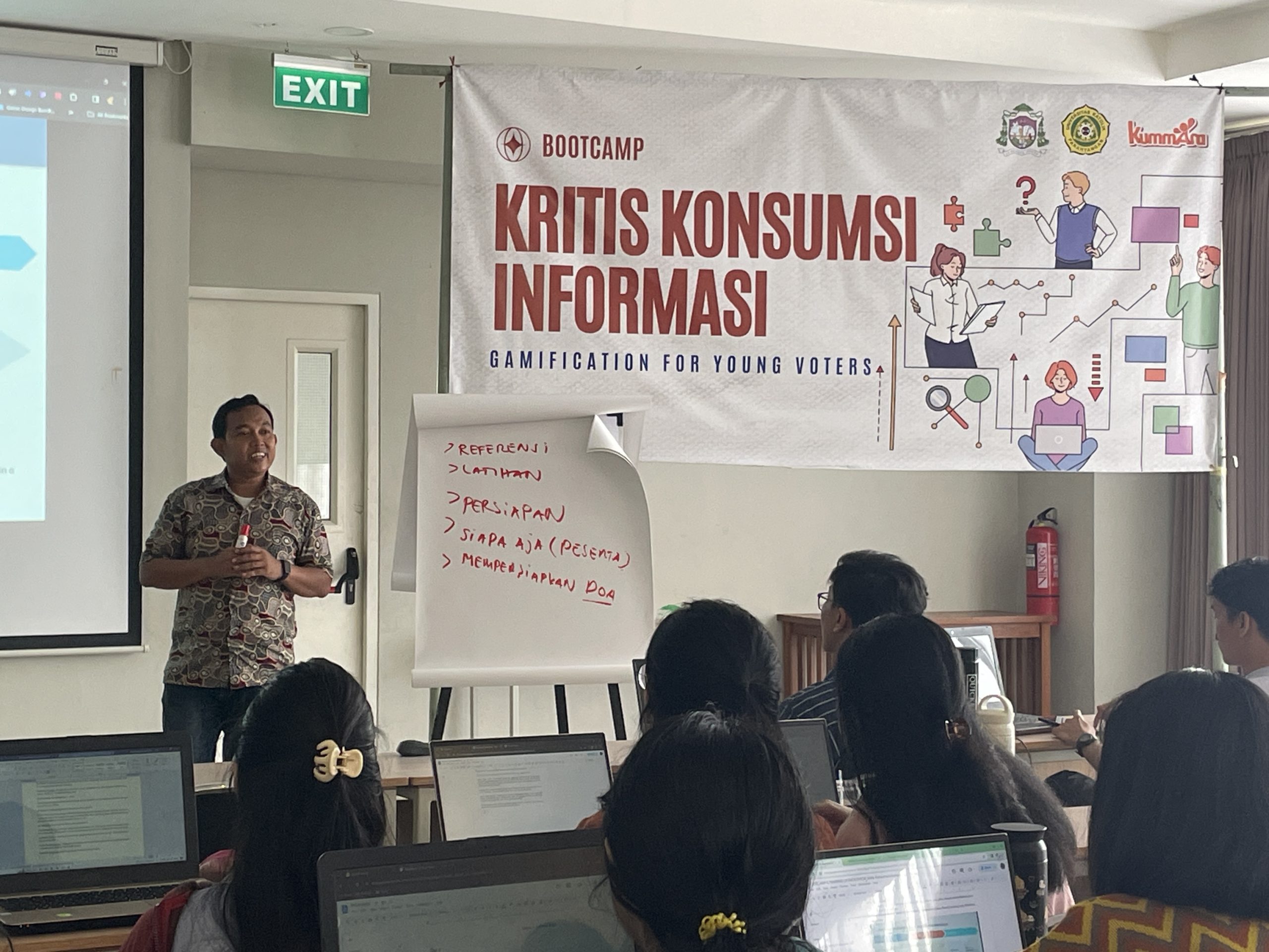 Hari kedua Bootcamp Kritis Konsumsi Informasi diwarnai dengan semangat para peserta untuk menjadi fasilitator muda.