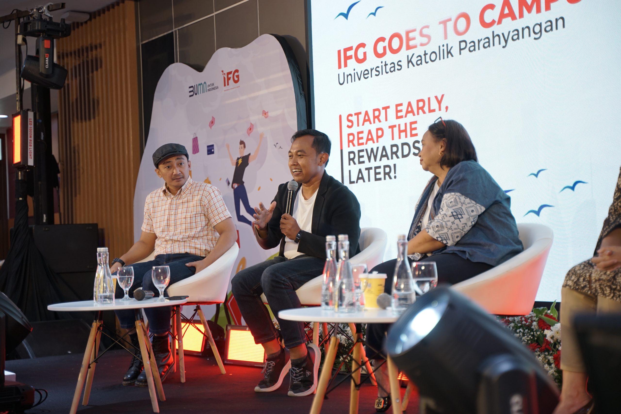 Eko Nugroho mengisi sesi talkshow tentang manajemen keuangan di IFG Goes to Campus