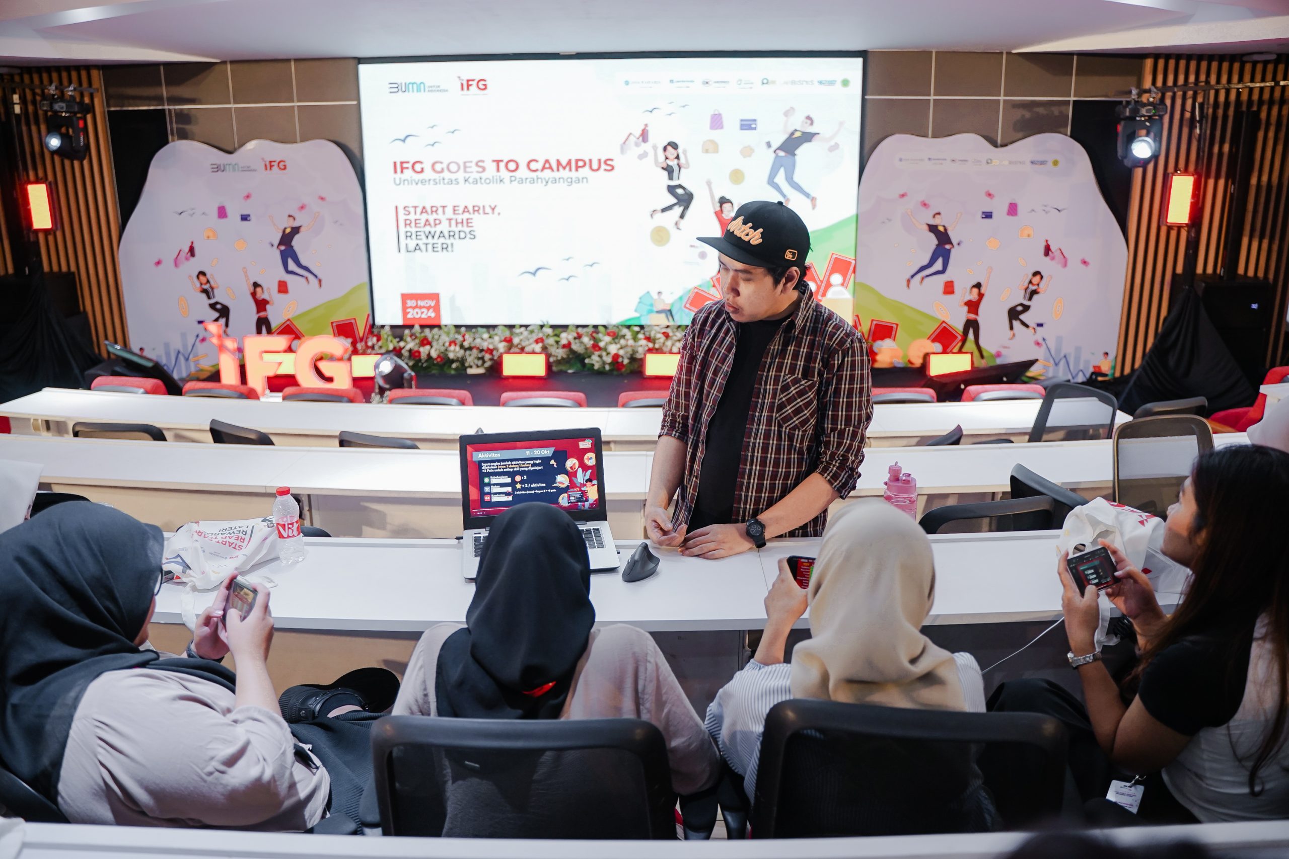 Peserta IFG Goes to Campus bermain game-based learning mengelola keuangan "Susun Danaku" dengan companion apps melalui smartphone dan dibantu oleh fasilitator tim Kummara